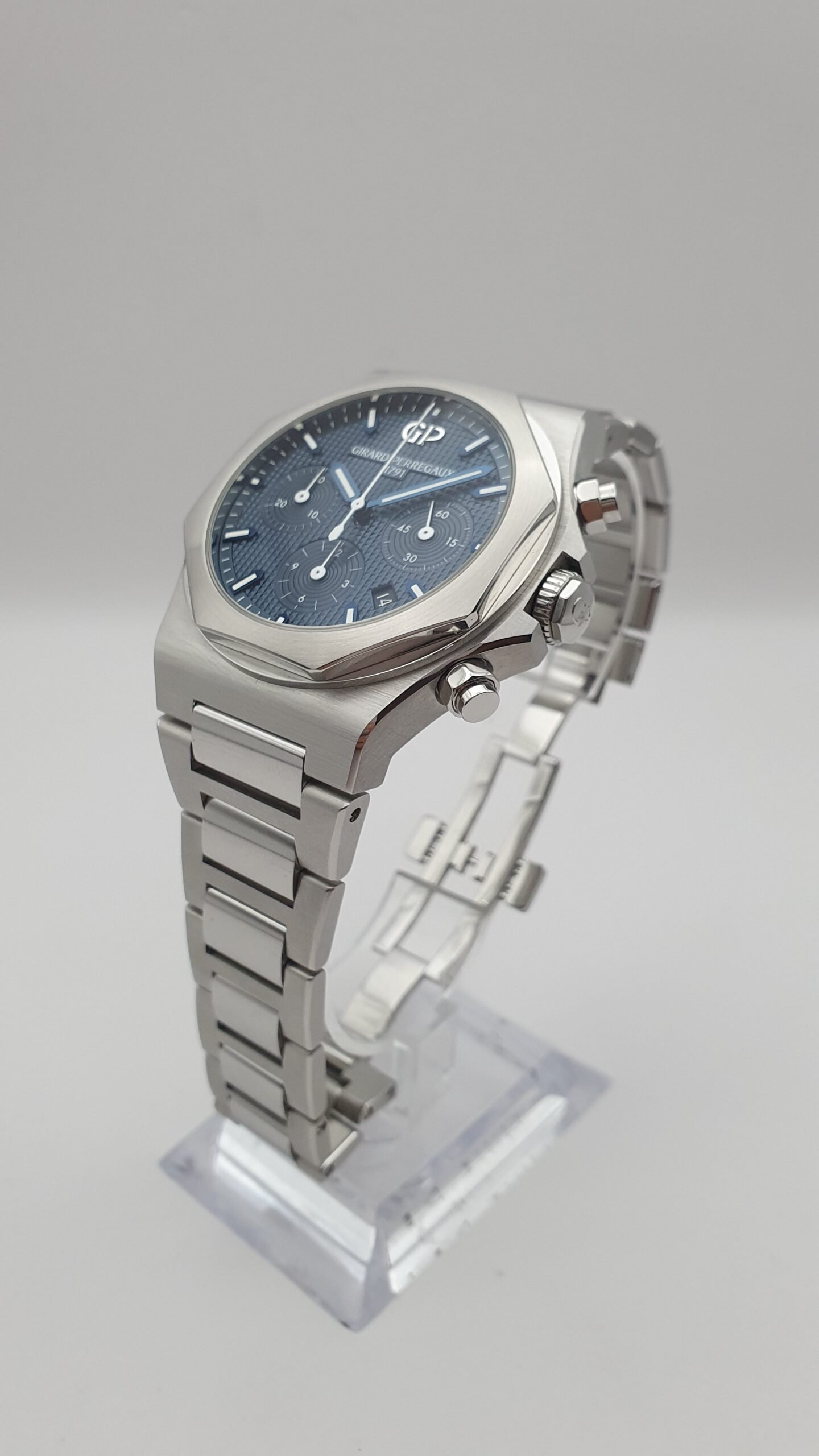 Girard Perregaux GP Laureato Chronograph 81020-11-431-11A 42mm Blue Steel Complete Set Box Papers MSRP 27000 - Image 2